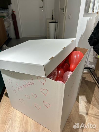 Коробка сюрприз с воздушными гелиевыми шарами