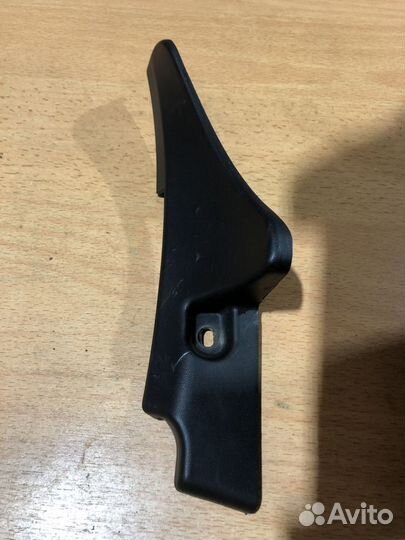 Накладка петли капота правая Рено Дастер