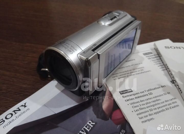 Видеокамера Sony DCR-SX83E