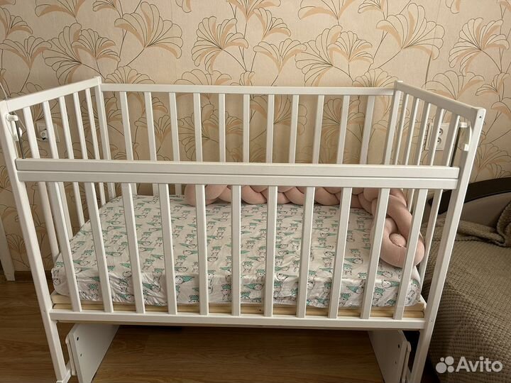 Детская кроватка с маятником