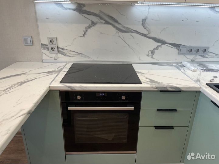 Угловая зеленая кухня