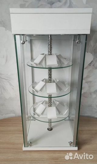 Стеклянная витрина с подсветкой