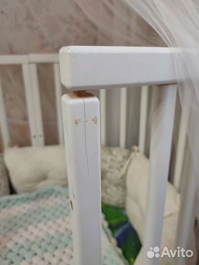 Детская овальная кроватка с балдахином и подушками