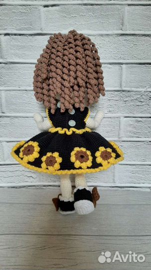 Вязаная куколка с подсолнухами