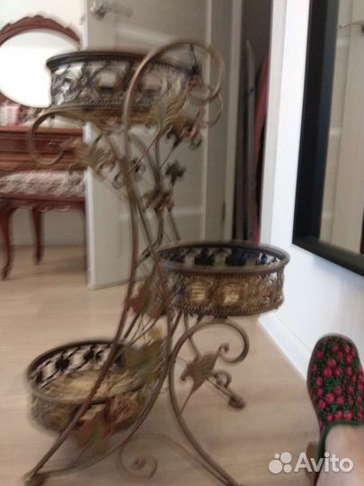 Подставка для цветов напольная металлическая