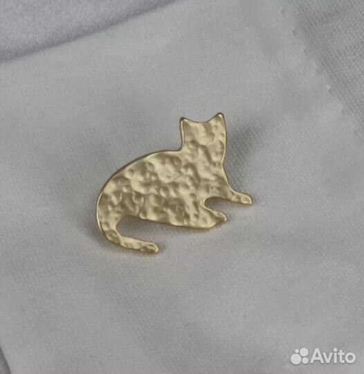 Брошка - веточка магнолии