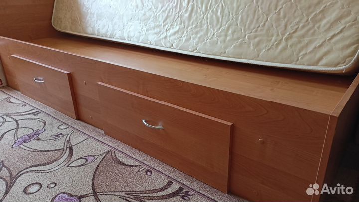 Кровать односпальная с ящиками и матрасом