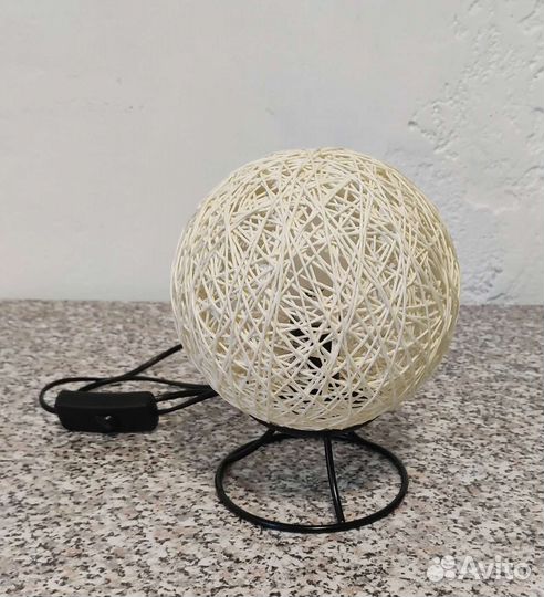 Настольный светильник из ротанга