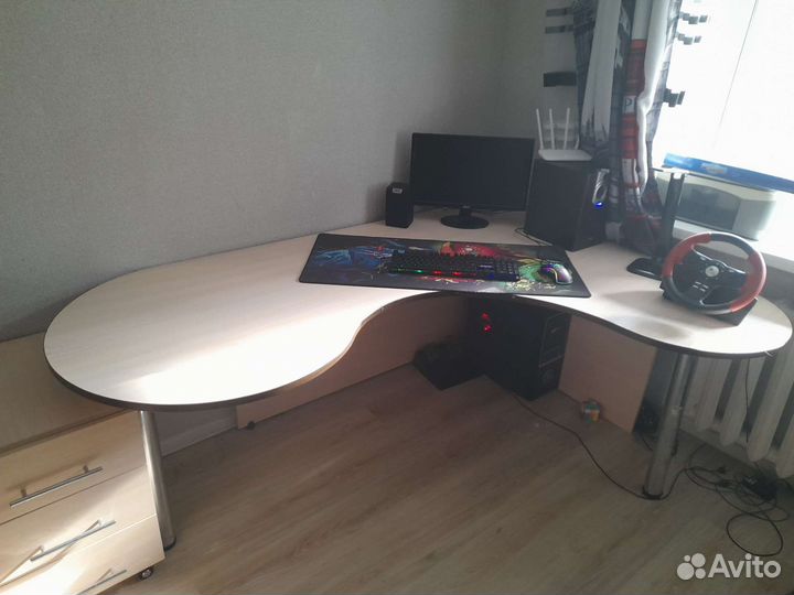 Компьютерный стол с тумбочкой