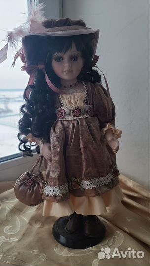 Кукла фарфоровая коллекционная Девочка брюнетка