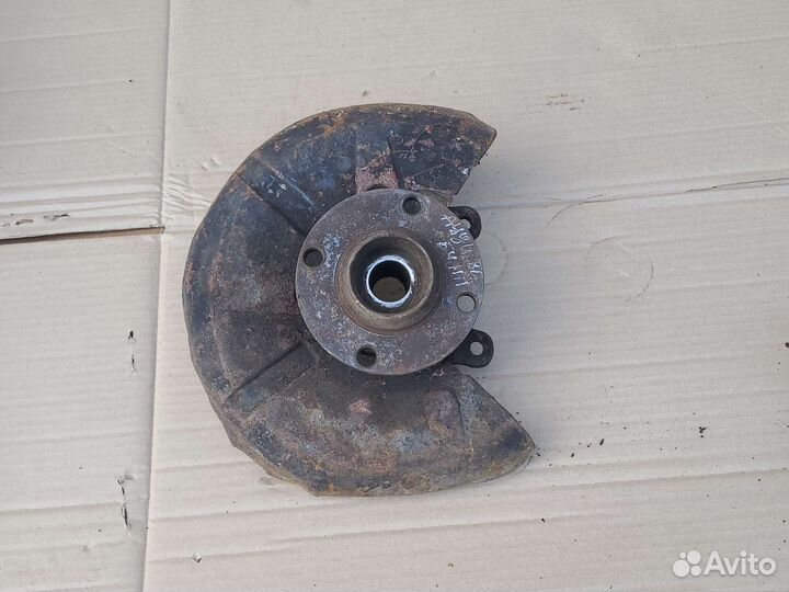 Поворотный кулак передний левый Audi 80 B4