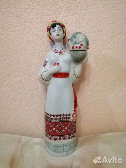 Штоф - статуэтка Украинка с калиной