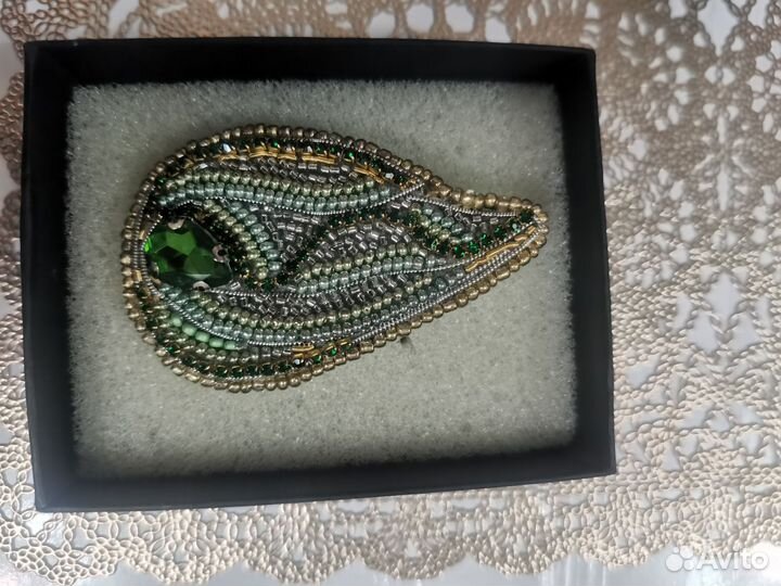 Брошь ручной работы из бисера