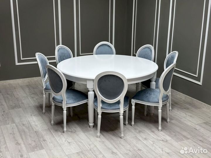 Стол и стулья в гостиную. В наличии