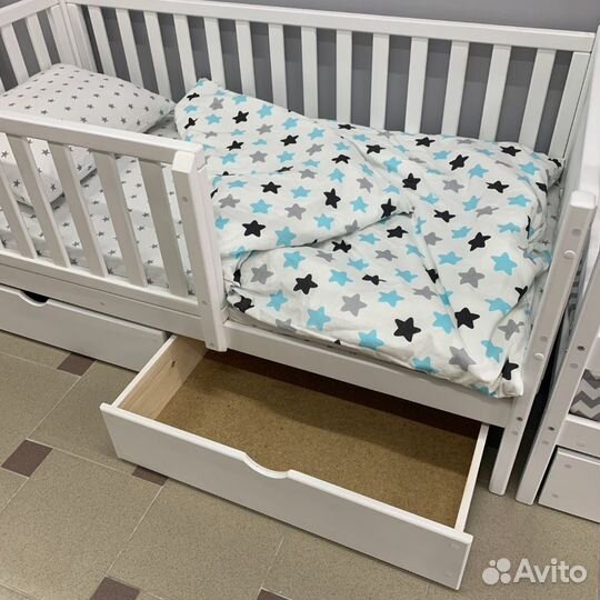 Кровать с вертикальными бортиками из массива