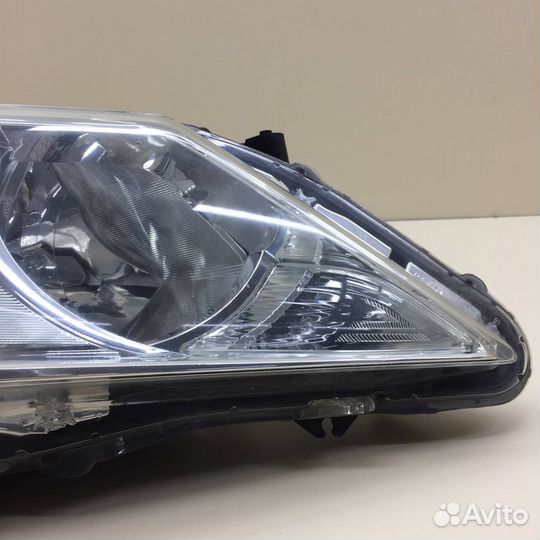 Б/У Б/У Фара правая 8111006A60 toyota