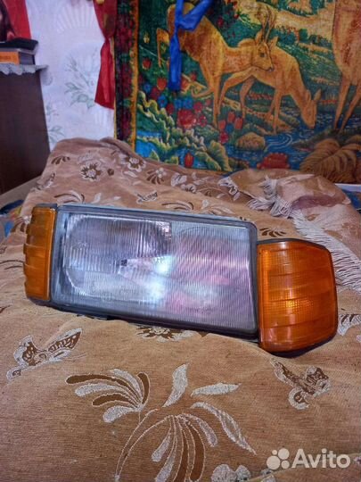 Фара правая Mercedes 190E
