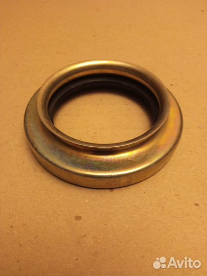 Сальник коленвала на Газель,Волга,УАЗ,паз в обойме