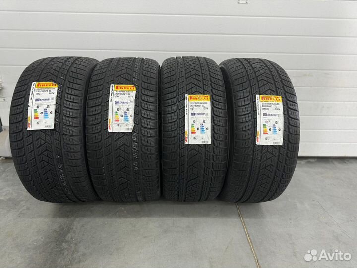 Pirelli P Zero PZ4 275/35 R20 и 245/40 R20 102W