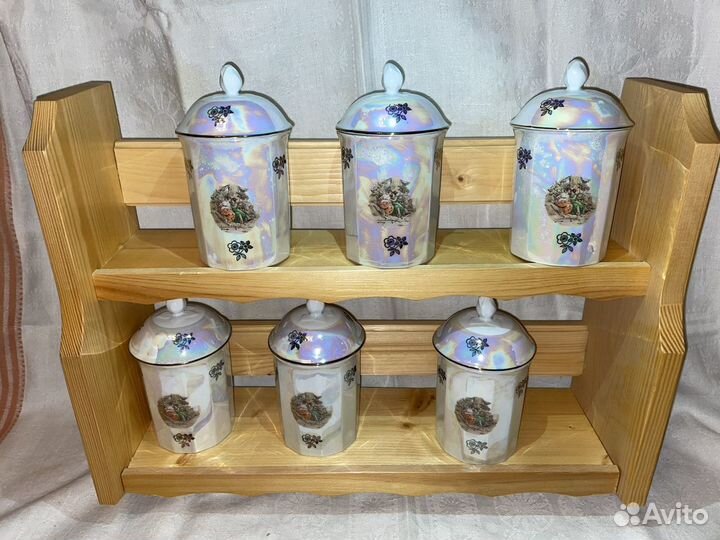 Деревянная полка с банками для кухни