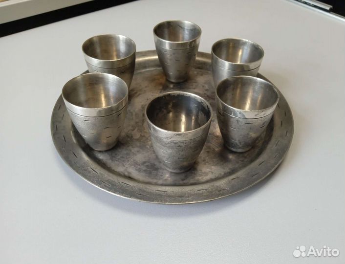 Рюмки на подносе