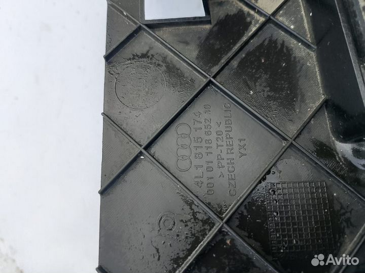 Накладка торпедо нижняя правая Audi Q7 4L