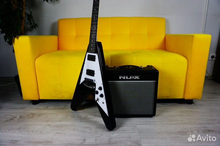 Электрогитара Стрела (форма Flying V)