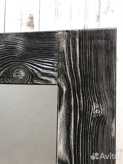 Зеркало в деревянной раме