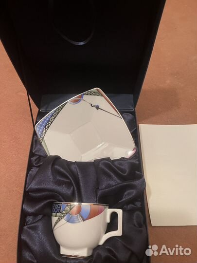 Фарфоровая чашка с блюдцем