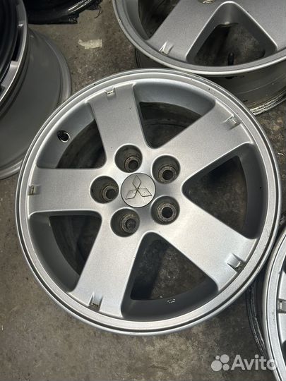 Mitsubishi outlander R16