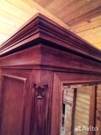 Антикварный платяной шкаф