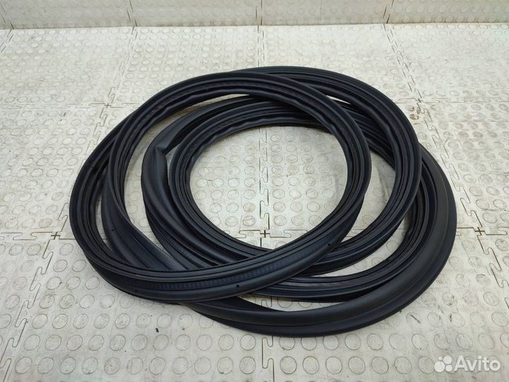 Уплотнитель багажника Toyota Rav4 XA50 2018