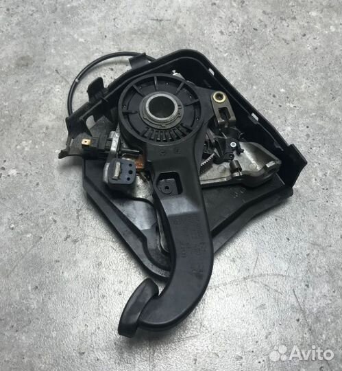 Стояночный тормоз передний Mercedes-Benz Cls350