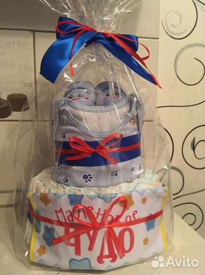 Торт из подгузников, подарок на рождение малышей