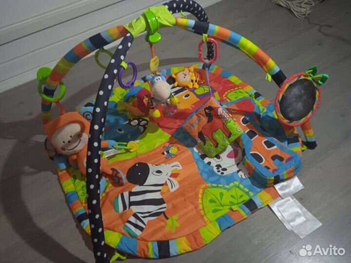Развивающий коврик с игрушками
