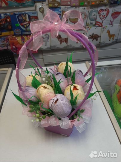 Корзина с цветами и конфетами