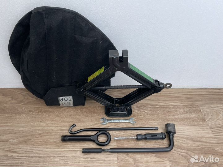 Домкрат. Штатный набор инструментов Kia Rio