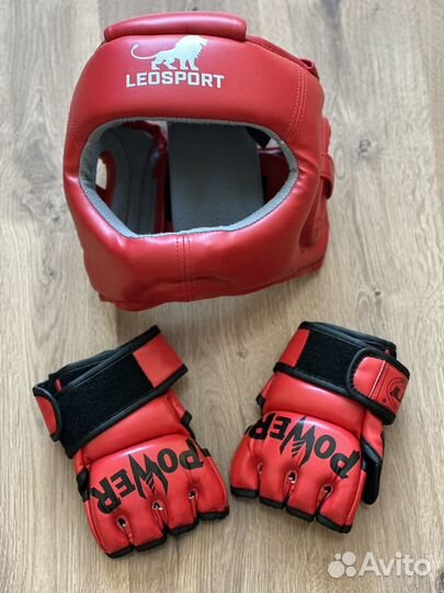 Шлем и перчатки для единоборств