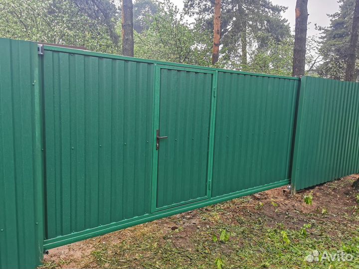 Откатные ворота из зелёного профнастила с приводом