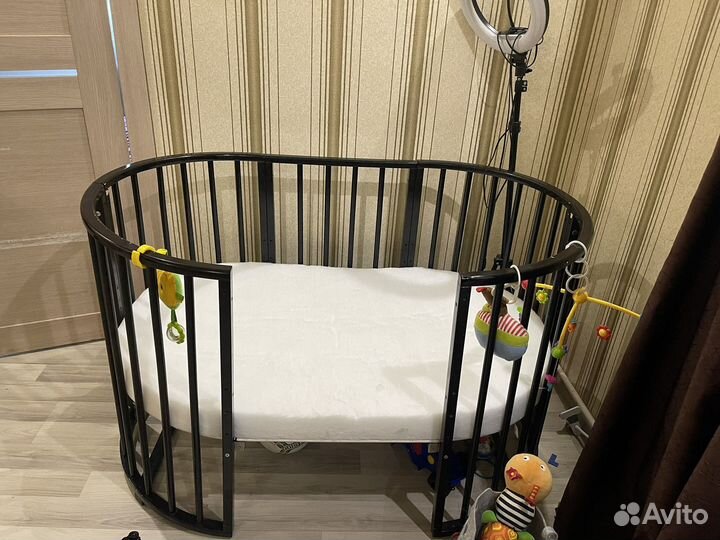 Детская кроватка с маятником