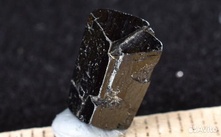 Редкий кристалл Ильваита