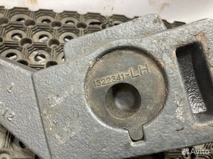 Кронштейн переднего амортизатора левый