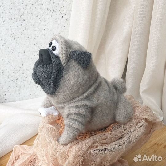 Собачка Мопс игрушка вязанная