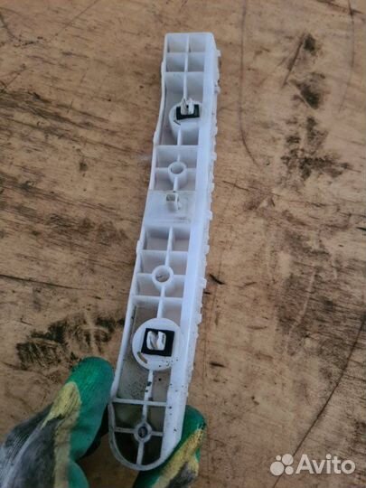 Крепление бампера заднее левое Nissan Juke F15