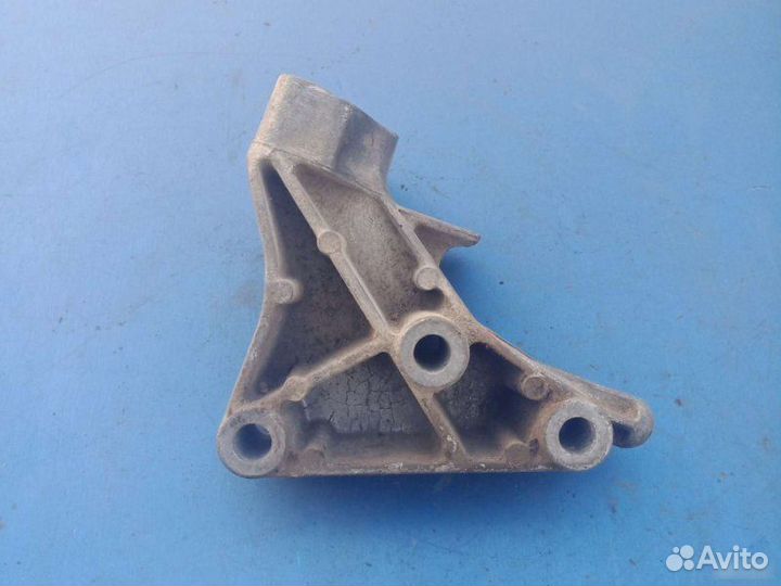 Опора двигателя правая Opel Vectra B седан 1.6I