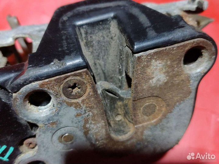 Замок передний правый Toyota Carina E