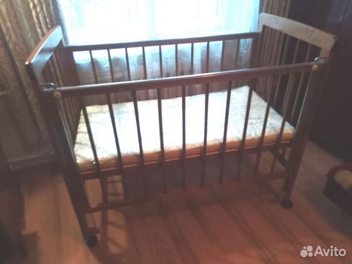 Детская кроватка с матрасом на колёсах Можга