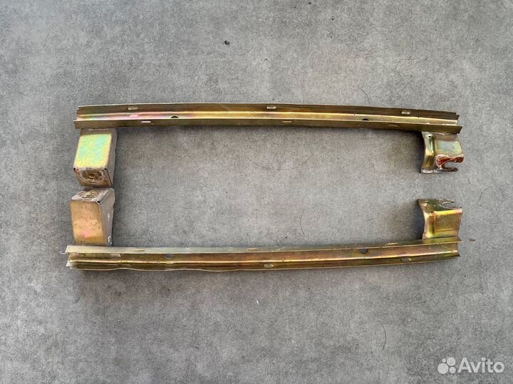 Направляющая заднего стекла mercedes w123