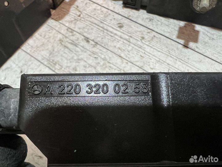 Блок клапанов пневмоподвески Mercedes S-class W220