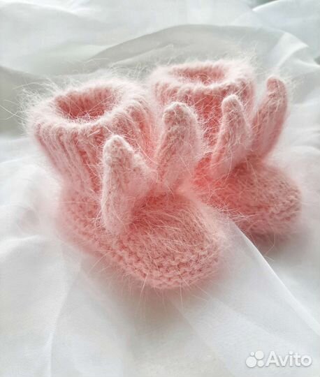 Чепчик и пинетки для новорожденного